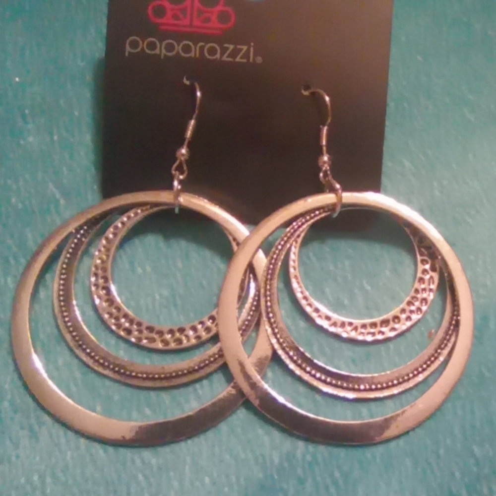 I am selling earring